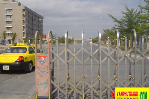 Automatic extension folding gate